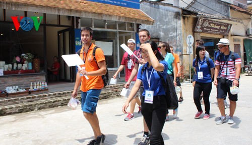 International students tour Bat Trang ceramic craft village  - ảnh 2